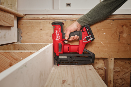 Аккумуляторный гвоздезабиватель(нейлер) с прямым магазином Milwaukee M18 FN16GS-0X FUEL (Арт. 4933493353)