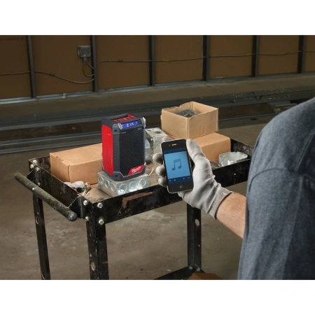 Аккумуляторное радио DAD+/зарядное устройство Milwaukee M12 RCDAB+-0  (Арт. 4933472114)