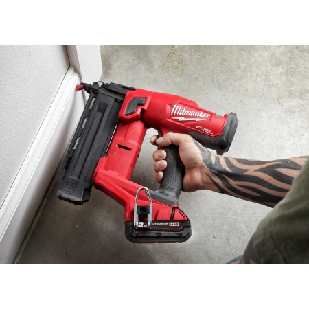 Аккумуляторный гвоздезабиватель(нейлер) с прямым магазином Milwaukee M18 FN18GS-202X FUEL  (Арт. 4933471407)