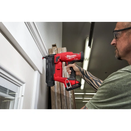 Аккумуляторный гвоздезабиватель(нейлер) с прямым магазином Milwaukee M18 FN18GS-202X FUEL  (Арт. 4933471407)