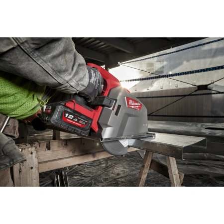 Аккумуляторная циркулярная пила по металлу Milwaukee M18 FMCS66-121C FUEL  (Арт. 4933472111)