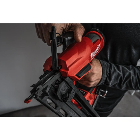 Аккумуляторный гвоздезабиватель(нейлер) с наклонным магазином Milwaukee M18 FN16GA-0X FUEL (Арт. 4933478094)