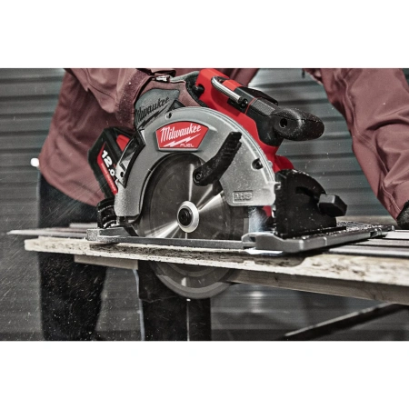 Аккумуляторная циркулярная пила по дереву Milwaukee M18 FCSG66-121C FUEL  (Арт. 4933471195)
