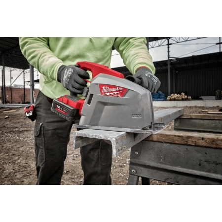 Аккумуляторная циркулярная пила по металлу Milwaukee M18 FMCS66-121C FUEL  (Арт. 4933472111)
