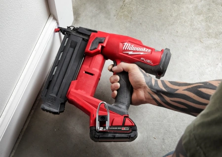 Аккумуляторный гвоздезабиватель(нейлер) с прямым магазином Milwaukee M18 FN18GS-0 FUEL (Арт. 4933499155)