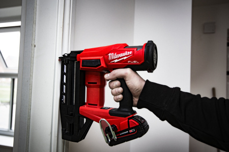 Аккумуляторный гвоздезабиватель(нейлер) с прямым магазином Milwaukee M18 FN16GS-0X FUEL (Арт. 4933493353)