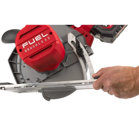 Аккумуляторная циркулярная пила по металлу Milwaukee M18 FMCS66-121C FUEL  (Арт. 4933472111)