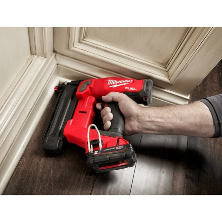 Аккумуляторный гвоздезабиватель(нейлер) с прямым магазином Milwaukee M18 FN18GS-202X FUEL  (Арт. 4933471407)