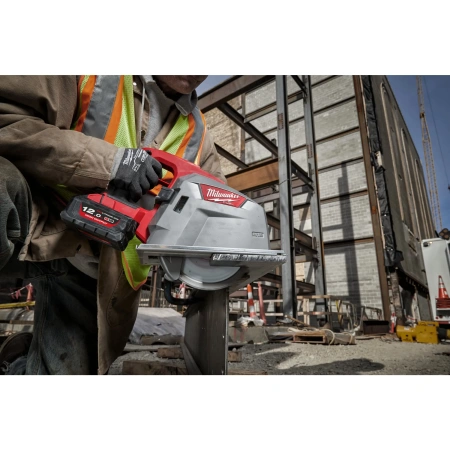 Аккумуляторная циркулярная пила по металлу Milwaukee M18 FMCS66-121C FUEL  (Арт. 4933472111)