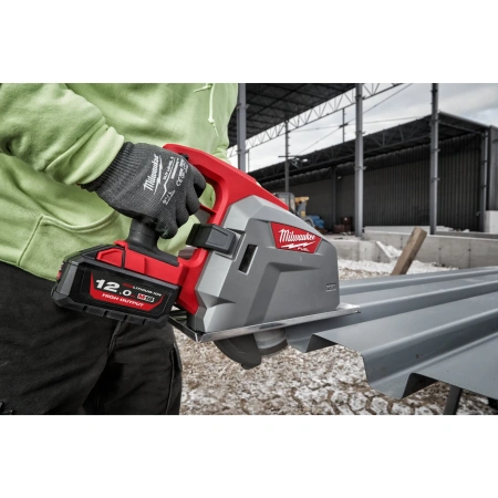 Аккумуляторная циркулярная пила по металлу Milwaukee M18 FMCS66-121C FUEL  (Арт. 4933472111)